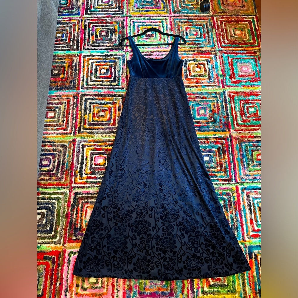 Laundry by Shelli Segal navy velvet floral full-length gown - size 6